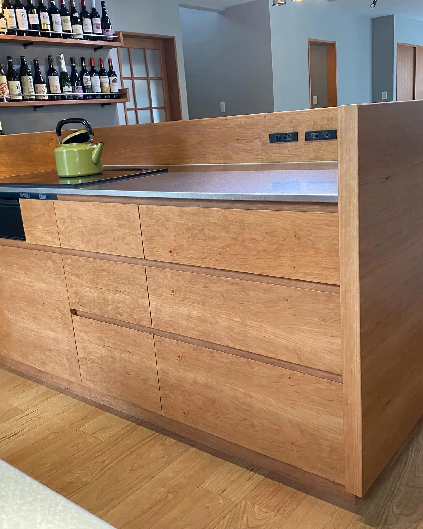 一軒のお宅のキッチン、ドアのリフォームをさせていただきました...