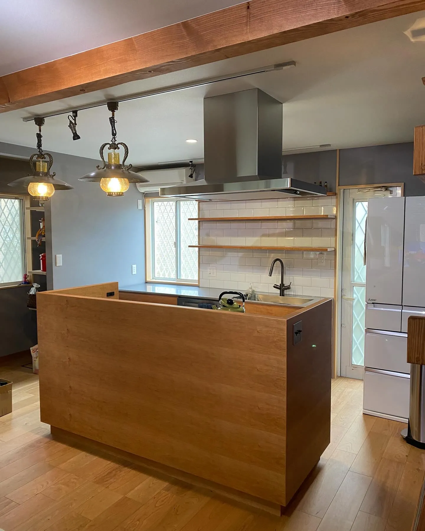 一軒のお宅のキッチン、ドアのリフォームをさせていただきました...