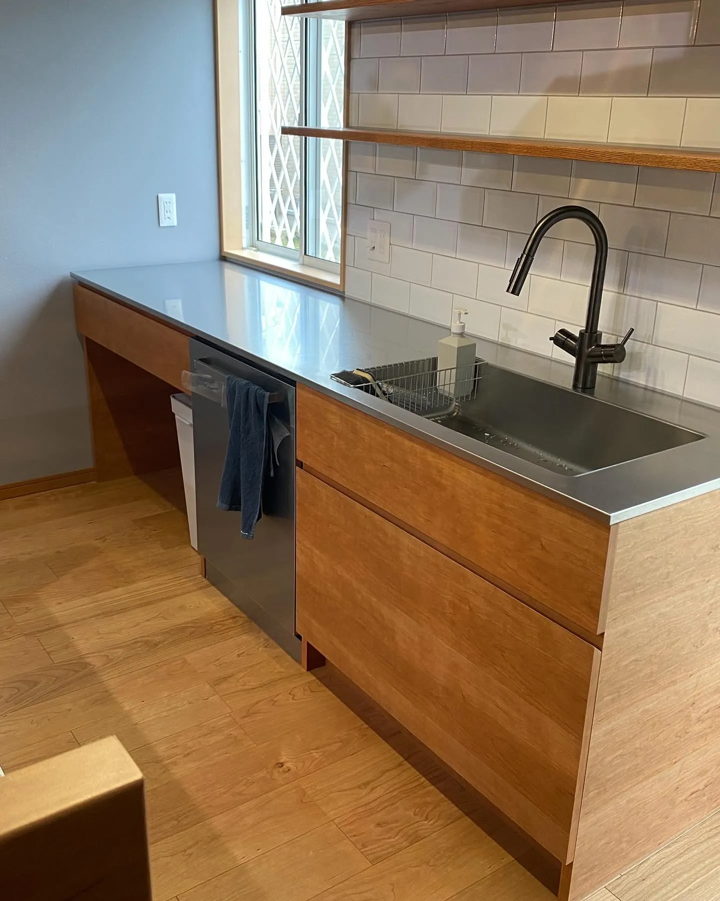 一軒のお宅のキッチン、ドアのリフォームをさせていただきました...