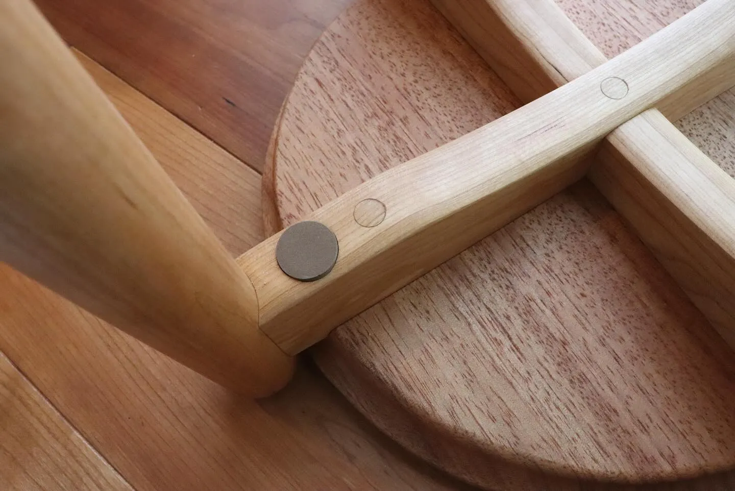 シンプル目なスタッキングスツールを製作致しました。