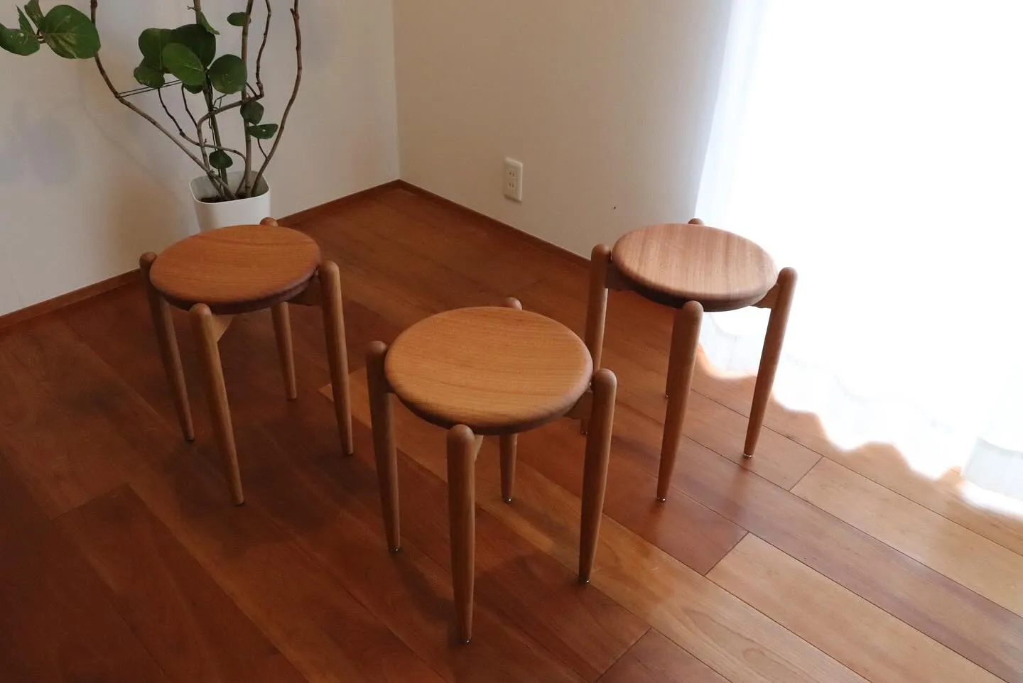 シンプル目なスタッキングスツールを製作致しました。